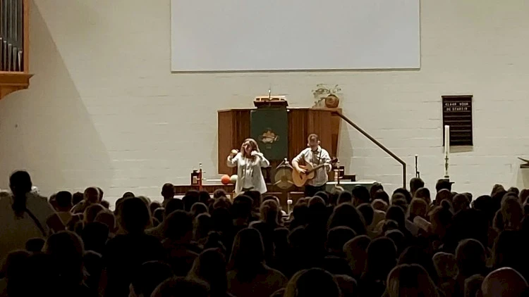 Druk bezochte startviering nieuw schooljaar in Bethlehemkerk met Marcel en Lydia Zimmer