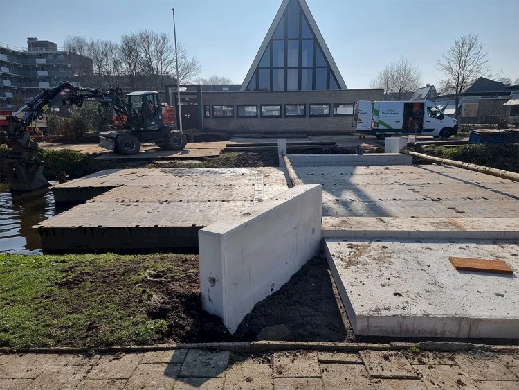 Brug over sloot bij Elimkerk in aanbouw