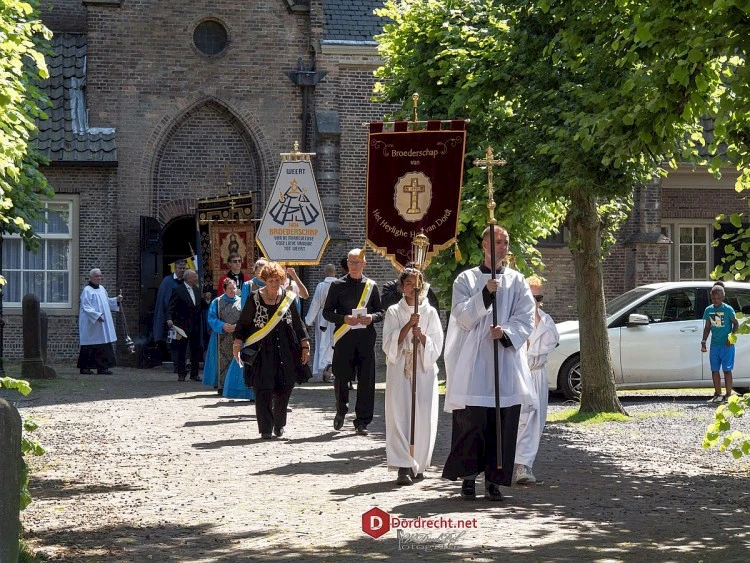 Heilig hout processie begint zondag  kwartier later in Grote kerk ivm rode lijn tocht vanaf Dickeplein