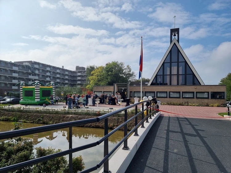 Nieuwe brug bij Elimkerk feestelijk geopend
